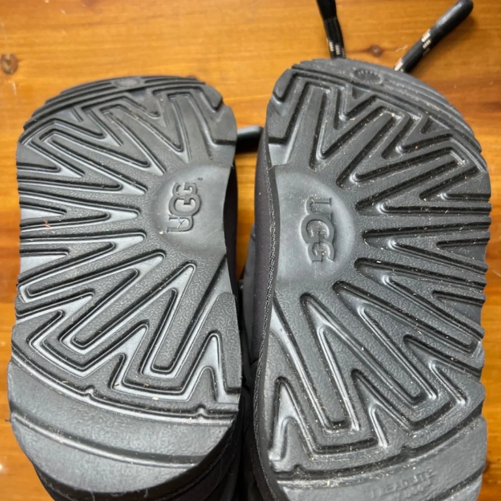 EUC Ugg Maxi Short Puffer Boot Kids 1 - Picture 2 of 6